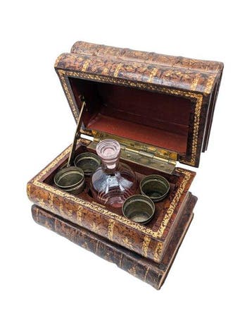Boîte , coffret trompe lœil  Cave à liqueur en faux livres