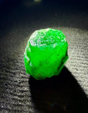 Smaragd Ruwe. 10,50 ct. Topgroene grote smaragdkristal. 100%