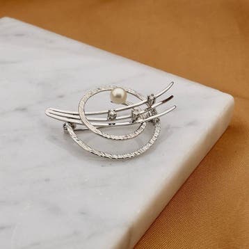 Witgouden broche gezet met een parel en diamanten; 0,07 ct., Sieraden, Tassen en Uiterlijk, Broches, Gebruikt, Ophalen of Verzenden