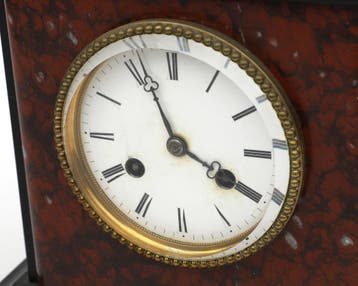 Een schouwpendule, Frankrijk, 19e eeuw