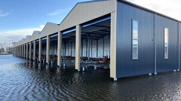 NIEUWE schiphuizen te huur in Workum! 19 x 6 meter, Watersport en Boten, Zomer, Binnen