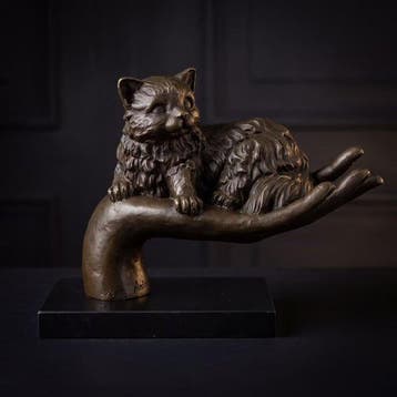 Beeld, Naar Antoinette: Kat liggend op hand - 20 cm - Brons,