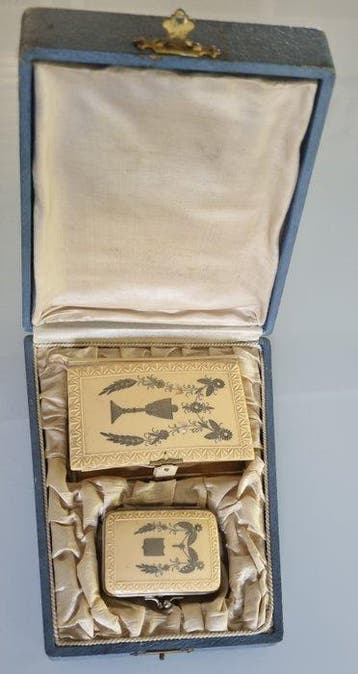 Aangeboden communiegeschenkdoos - Missaal + Portemonnee (2), Antiek en Kunst