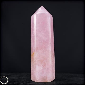 Prachtige rozenkwarts-obelisk – Symbool van liefde en