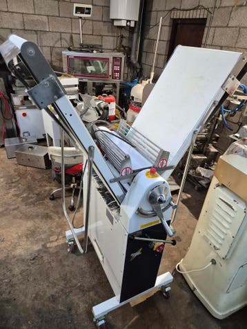 **online veiling ** uitrolmachine dough sheeter, Gebruikt, Bakkerij en Slagerij