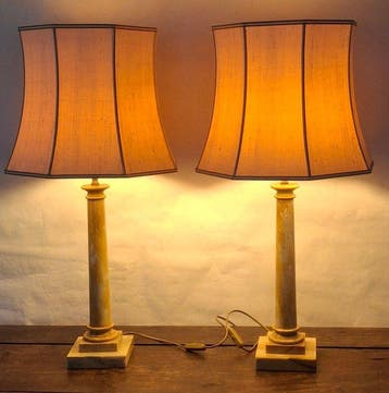 Lamp - Marmer, Onyx, Steengoed - Een paar kolomtafellampen., Antiek en Kunst