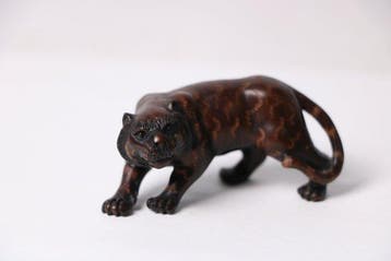 Antieke Japanse netsuke – Gesigneerd houtsnijwerk van een
