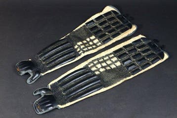 Harnas - Japan - Een paar Shino-Gote samurai armbeschermers