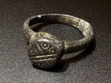 Middeleeuwen, kruisvaardersperiode Brons Symbolische ring