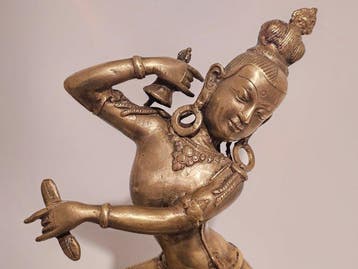 Figuratief beeld in messing dat een dansende Dakini afbeeldt