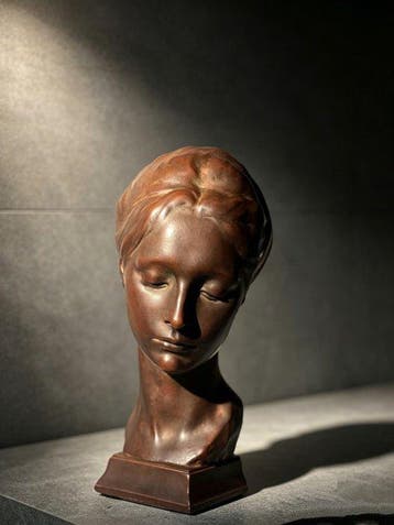 Beeld, Girl with closed eyes - 25 cm - Koude keramiek