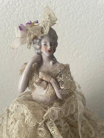 Beeldje - vintage lampshade - Half-doll with lace skirt and