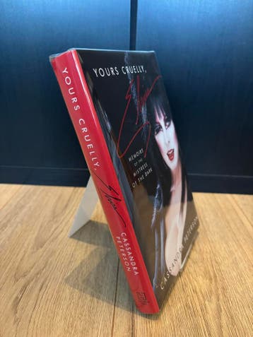 Elvira boek - Yours cruely, Elvira, Ophalen of Verzenden, Nieuw, Boek, Tijdschrift of Artikel