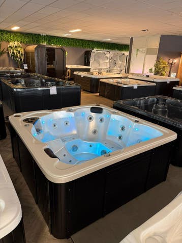 Compacte Luxe Spa / Jacuzzi 200x200 – 2-Speed Pomp - 220V, Ophalen, Zo goed als nieuw, Pomp, Vast
