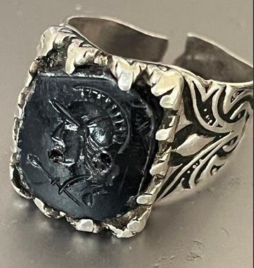 Sasanian De ring is een intaglio in steen of zwarte hars -