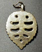 Viking periode Brons Elegante amulethanger in de vorm van, Antiek en Kunst