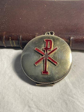 Kist - Hostiehouder of zakpyxis met Chrismon Chi-Rho-motief