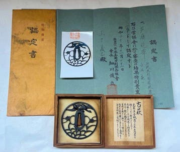 Sukashi tsuba met paar vliegende ganzen en bloem- en