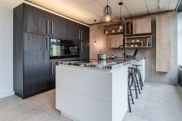 Witte keuken met tijdloze zwarte houtstructuur hoge kasten, Ophalen, Zo goed als nieuw, Enkelwandige keuken, Met kookeiland