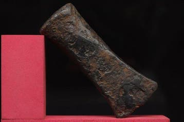 Keltisch (La Téne) - Grote ijzeren bijl met sokkel - 12.4 cm