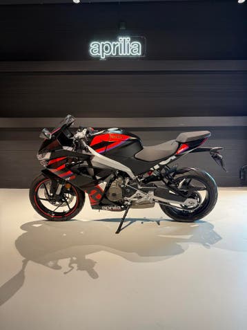Aprilia RS 457cc Racing Stripes (nieuw), 2 cilinders, Sport, Minimaal motorrijbewijs A2, 12 t/m 35 kW