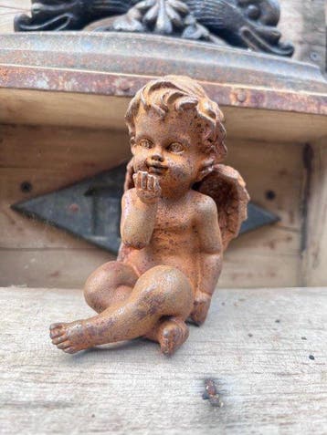 Decoratief ornament - Europa - Zittende engelfiguur