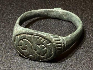 Viking periode Brons Zegelring met een gestileerde S-vormige