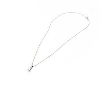 Een 14 krt. witgouden hanger met diamant aan collier, Gebruikt