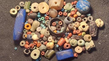 Oudegyptisch naar Latijn Glas meer dan honderd oude kralen