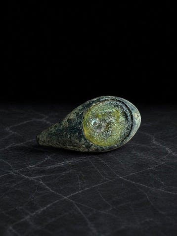 Oud-Romeins, Keizerrijk Brons Ring met geelgroen