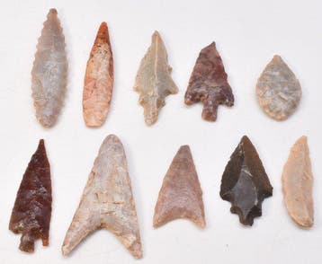 Neolithisch Jasper, Flint 10 pijlpunten van 2,5 cm tot 4 cm