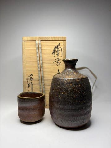 Japanse Bizen-waren Tokkuri en Ochoko-set – Natuurlijk