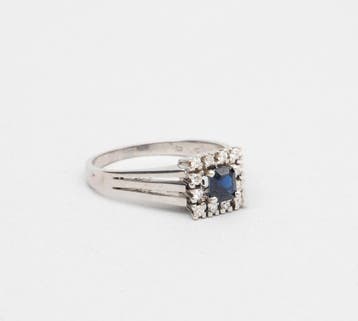 Een 14k witgouden ring bezet met diamant en saffier., Gebruikt
