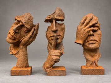 sculptuur, ‘Horen, Zien & Zwijgen’ – Drieluik in Massief