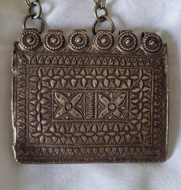 Traditionele vierkante amulethanger - geperst metalen decor, Antiek en Kunst