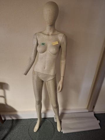 Etalage pop vrouw merk Hans Boodt mist rechter hand