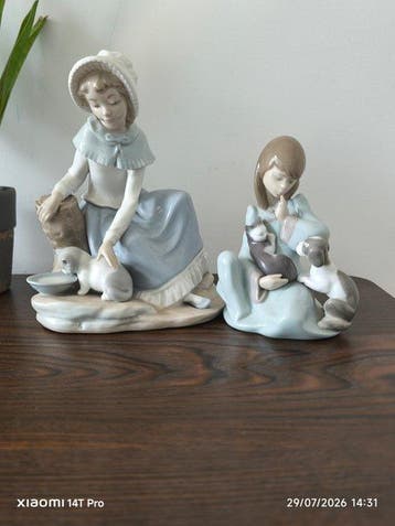 Nao by Lladró, Lladró - Figuur - Milk for the cat and Cat