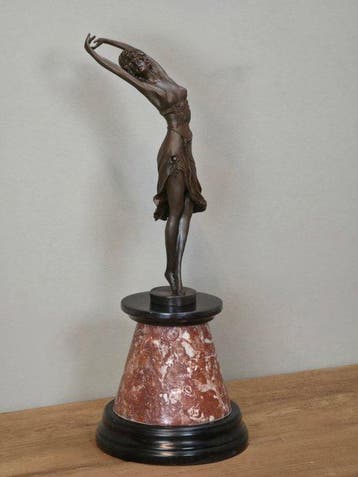 sculptuur, Swaying dancer. - 49 cm - Brons, Marmer