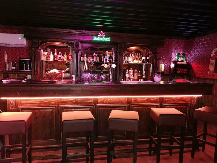 Cafe Bar, prive Barren en Lambrisering voor betaalbaar prijs, Zakelijke goederen, Horeca | Meubilair en Inrichting, Barinrichting