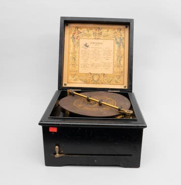 Een tafelmodel Symphonion muziekdoos, Leipzig, ca. 1900, Gebruikt