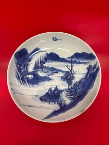 Grote schaal van blauw-wit porselein met landschap en
