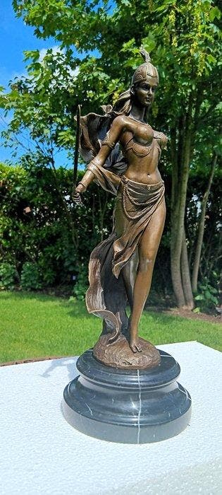 naar milo - sculptuur, Mythologisch beeld amazone warrior -