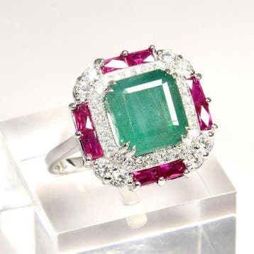 Ring - 18 karaat Witgoud - 5.87ct. tw. Smaragd - Gemengde, Nieuw