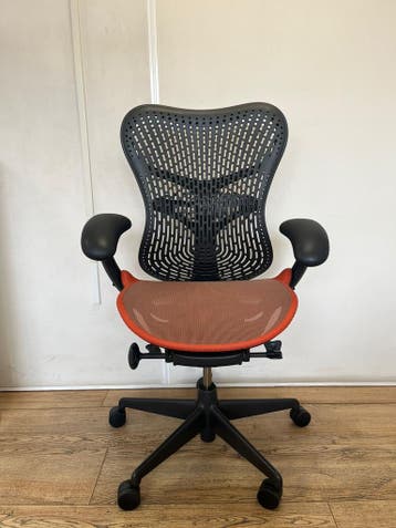 Herman Miller Mirra 2 Oranje - Unieke Configuratie - Refurb, Verzenden, Oranje, Zo goed als nieuw, Bureaustoel