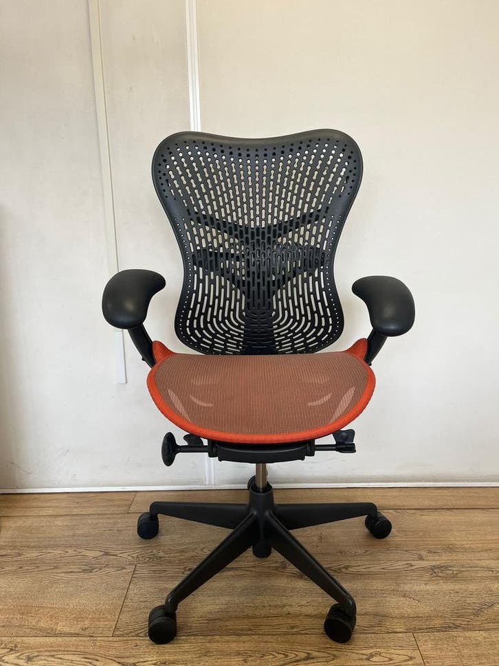 Herman Miller Mirra 2 Oranje - Unieke Configuratie - Refurb, Huis en Inrichting, Bureaustoelen, Bureaustoel, Oranje, Zo goed als nieuw