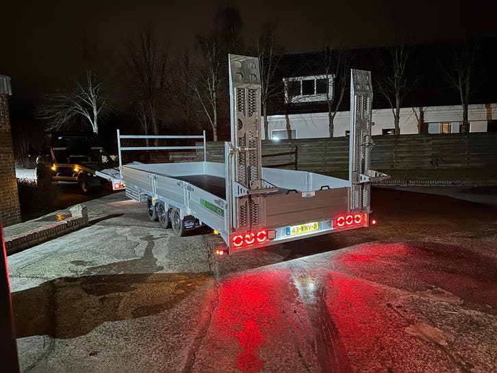 NIEUW JCS beavertrailer / machinetransporter Tridem, Auto diversen, Aanhangers en Bagagewagens, Nieuw, Ophalen of Verzenden