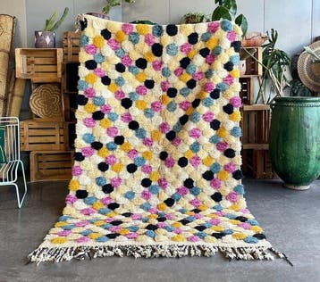 Levendig handgeweven Berber tapijt met veelkleurige pompons, Nieuw