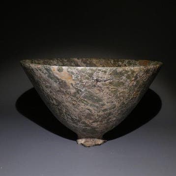 Mesopotamisch Albast Vasbekertje. Ø 15,5 cm. 2000 v.Chr., Verzamelen, Mineralen en Fossielen