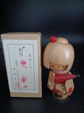 Beeldje - Vintage Sosaku Kokeshi-pop met Wagasa (paraplu) –