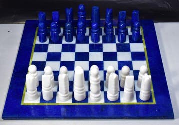 Handgemaakt schaakset van lapis lazuli en wit marmer met